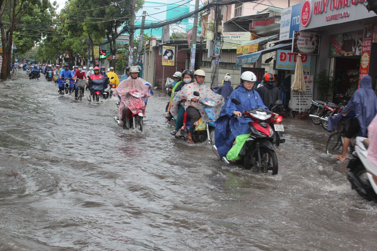 Bão số 1 suy yếu thành áp thấp, cảnh báo ngập lụt ở Hà Nội